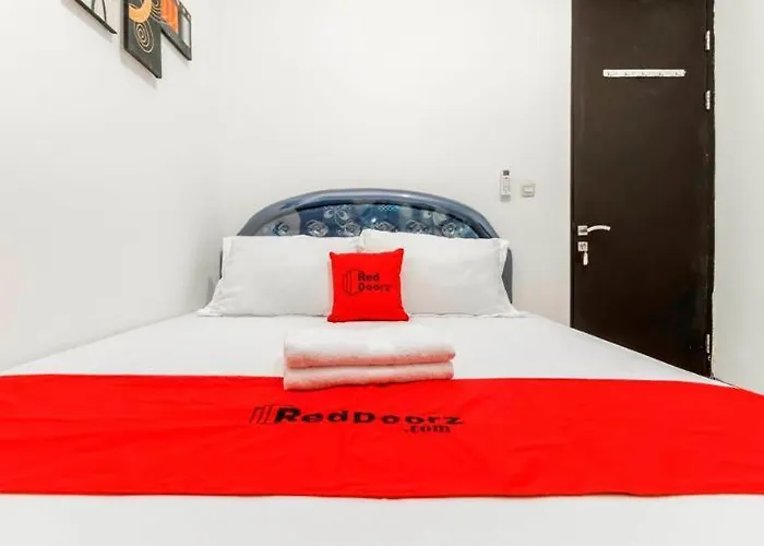 Reddoorz Plus Near Trisakti University Jakarta